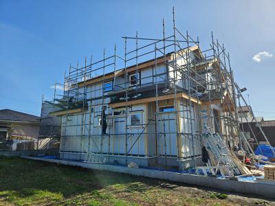 外観：ファースボードが貼り終わり外壁下地を進めています