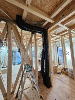 床貼り作業に並行して床下のFAS配管工事も進めます