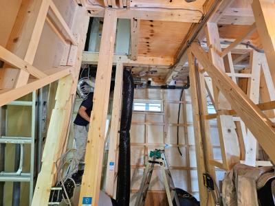 設備：床下にエアコンの空気を送るダクト施工中