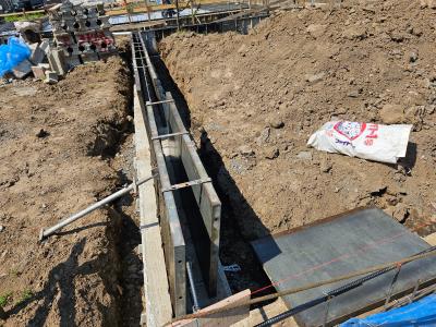 建物の基礎工事と並行して、敷地境界部分の土留めも進行中。 同時作業で効率よく現場を整えています。