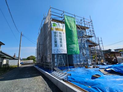 外観：外壁の貼り込みが一段落した部分では、軒天の施工も進めています。