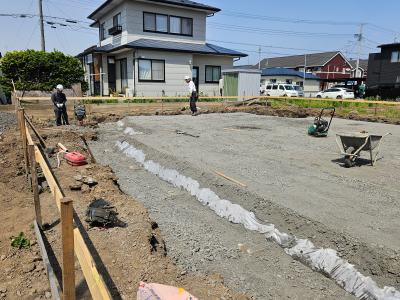 砕石を敷き詰めた後、しっかりと転圧して地盤を安定させていきます。