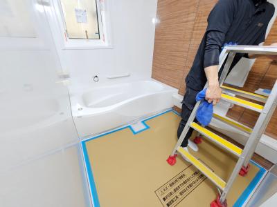 バスルーム：断熱・防水性に優れたユニットバスがまもなく施工完了