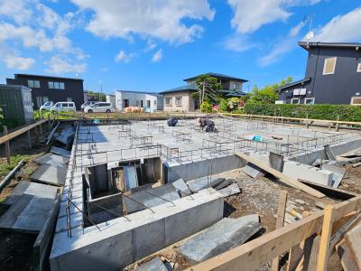 打設が完了し、しっかりと養生期間を経て、ベース枠をばらしています