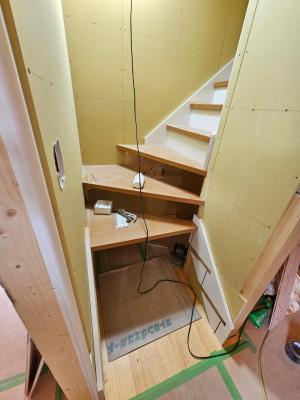 段差や角度を確認しながら丁寧に組み上げます