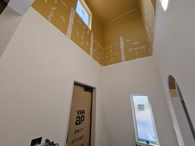 吹き抜け部分は、今後内部足場を組んで作業予定です。