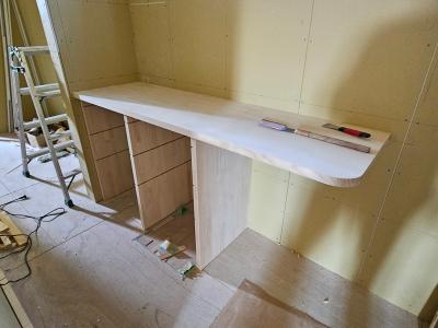 脱衣室、洗濯室：仕上げ段階に入り、各所の丁寧な造作作業が続いています。