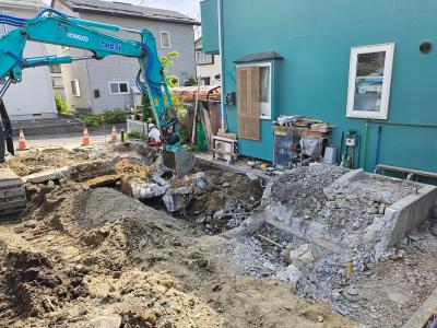 基礎の撤去作業が始まりました。重機で丁寧に壊していきます。