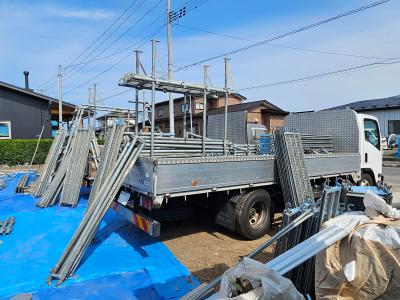 建物のまわりに仮設足場を組んでいます。安全に配慮して作業中です。