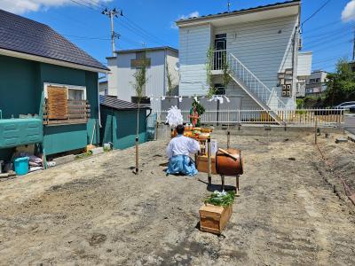 工事の安全とご家族の繁栄を祈って、地鎮祭を執り行いました。