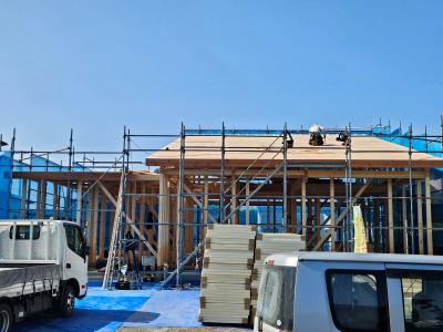 外観：屋根の下地となる野地板の施工中