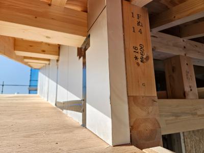 50mmの断熱材を丁寧に施工中です