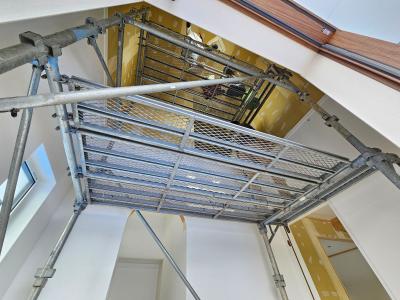 玄関：吹き抜け上部の作業中。シーリングファンも設置予定です。