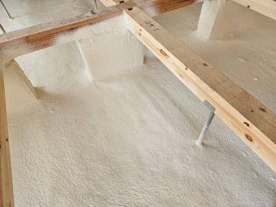 【Ｔ様邸】吹付断熱が完了し、床の施工へ