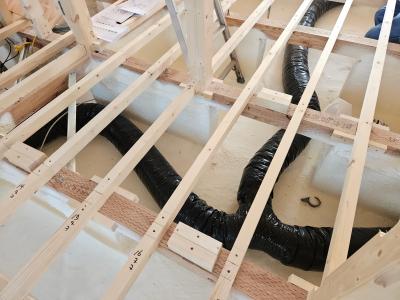床を支える下地材、根太と床ベニヤを丁寧に施工中、床下に空調用のダクトを振り分けます。