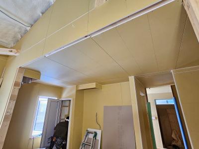 職人の丁寧な作業で、平滑で仕上がりの美しい天井が完成します。