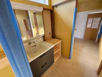脱衣室：建具に調和する色で塗り分け。全体のバランスを考えた仕上がりに。