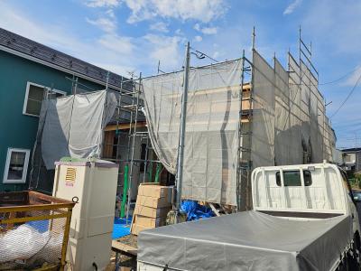 外観：外壁貼りが完了し、軒天の施工も順調に進んでいます