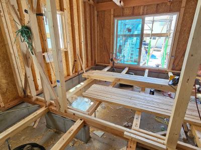 吹付後にスムーズに床貼りが出来るよう、予め根太の加工をしておきます。