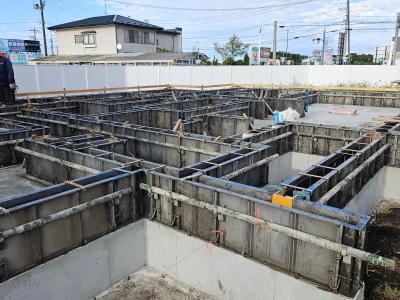 布基礎の枠組み作業を進めています。