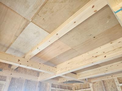 吹付作業に向けて基礎周りをきれいに整えます。