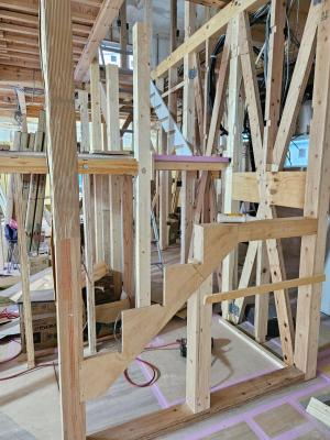 内部では階段の取り付け作業を開始しました。