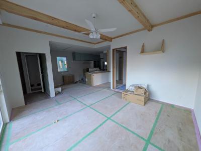 リビング：クロス工事が仕上がり、室内が明るくなりました。