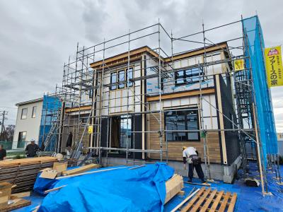 外観：外壁を貼り進めています。