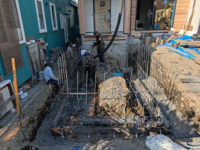 外観：外部スロープの施工を進めています。