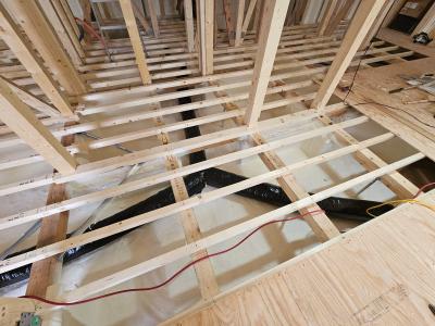 床貼り前にFAS換気システムの配管作業をします。