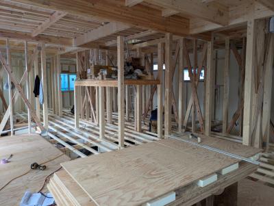 根太の上にベニヤを貼り、床下地を整えています。