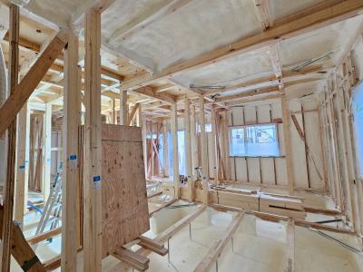 屋根・壁・基礎の厚みを確認しながら断熱材を吹き付けています。