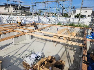 外観：基礎の上に土台を据えていきます。