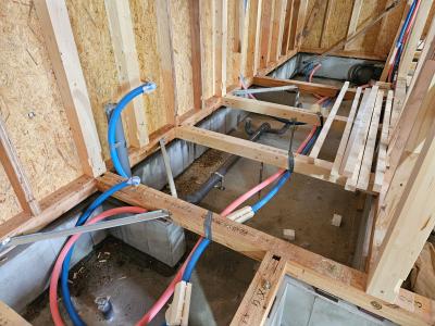 内部設備の配管工事を行っています。