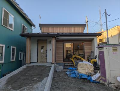 外観：外回りの工事も進み、完成が近づいています。