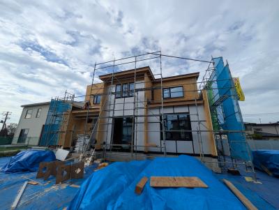 外観：OSB合板を施工しています。外張り断熱材のFASボードを重ねて貼っていきます。