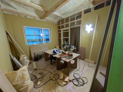 洋室：建具枠の施工もほぼ完了しています。