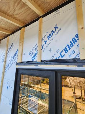 窓上には特に注意を払います。下地上端をコーキングで埋めた上から気密テープで押さえます。