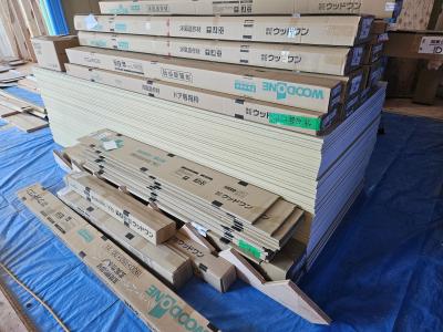 階段材や枠材も搬入しました。ボードも来週あたりから貼っていきます