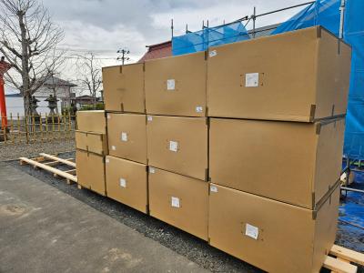 その他：吹付後に使う換気設備のファース専用部材が続々と搬入されてきました。