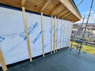 屋根板金は防水テープで押さえ、下屋上には更にタイベックシートを貼って気密テープで留めています。