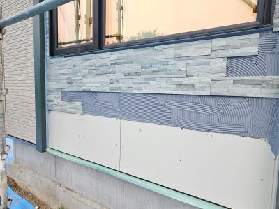 外観：外壁タイル施工中