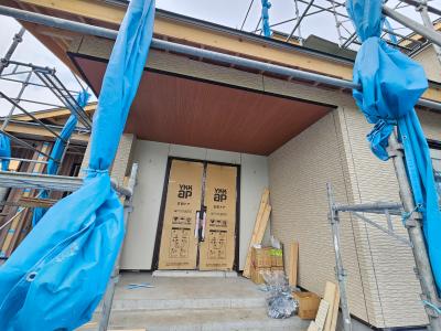 ポーチ：軒天材の施工、木目の軒天を採用しています