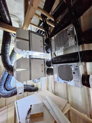 設備：熱交換換気扇のメンテナンススペースを確保しつつ、配置計画図を元に設置。