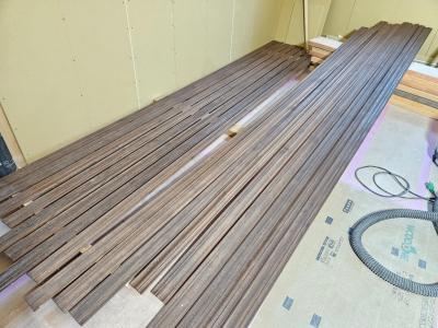 その他：無垢材の廻り縁を建具に合わせて塗装をしています