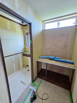 手洗いスペース：造作の２Fトイレ手洗を塗装中