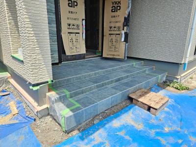ポーチ：玄関ポーチのタイル工事が完了しました