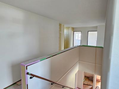 ホール：クロス工事は順調に進んでいます