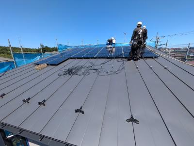 外観：太陽光パネルの設置工事に取り掛かっています