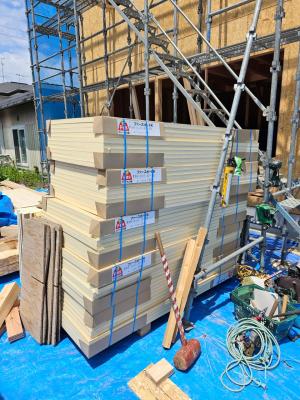 外観：サッシの取付とFASボードの施工が進んでいます。